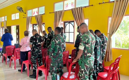 Ibadah Bersama di Gereja Eben Heazer, Prajurit Yonif TP 860/NSK Pererat Kebersamaan dengan Jemaat Waropen