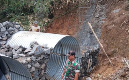 Gotong Royong TNI dan Warga Percepat Pembangunan Jembatan Aramco Garuda