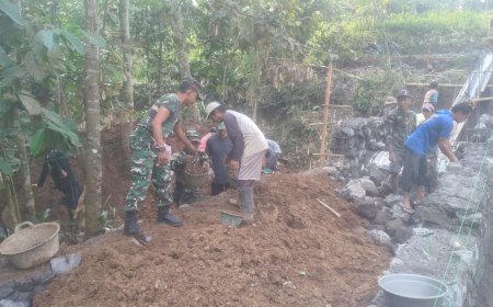 Gotong Royong TNI Dan Masyarakat Percepat Pembangunan Jembatan Aramco Garuda Di Desa Sitail