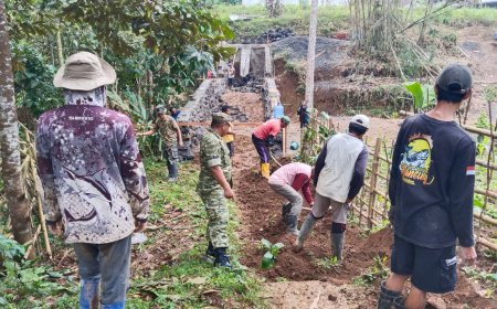 Babinsa Kodim 0712/Tegal dan Warga Desa Sitail Gotong Royong Cor Pondasi Jembatan Aramco Garuda