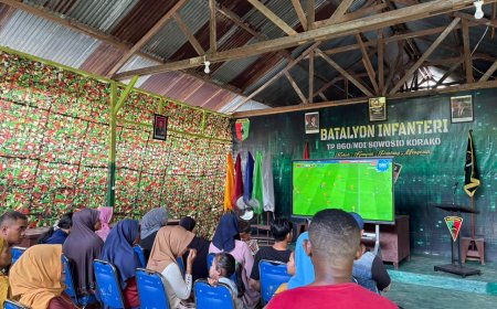 Nobar Bola Gembira Satukan TNI dan Rakyat, Prajurit Yonif TP 860/NSK Ciptakan Momen Hangat Penuh Kebersamaan di Waropen