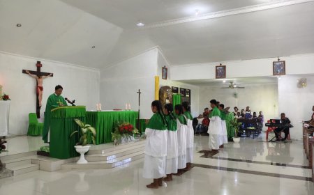 Perkuat Iman dan Kebersamaan, Prajurit Yonif TP 860/NSK Beribadah Bersama Jemaat di Gereja Katolik St. Paulus Batu Zaman