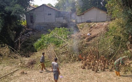 Warga dan Babinsa Bergotong Royong Bersihkan Lokasi Pembangunan Jembatan Garuda di Pakembaran