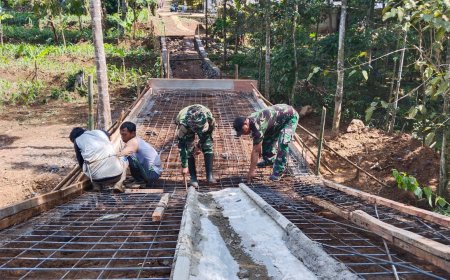 Babinsa Kodim Tegal Bersama Warga Gotong Royong Cor Jalan Menuju Jembatan Aramco Garuda