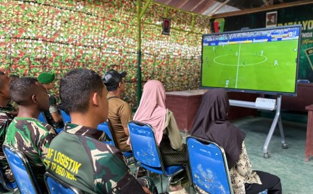 Nobar Piala Dunia Satukan Prajurit dan Warga, Yonif TP 860/NSK Perkuat Kemanunggalan TNI-Rakyat di Waropen