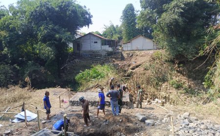 Gotong Royong Babinsa dan Warga Warnai Pengecoran Pondasi Jembatan Gantung Garuda