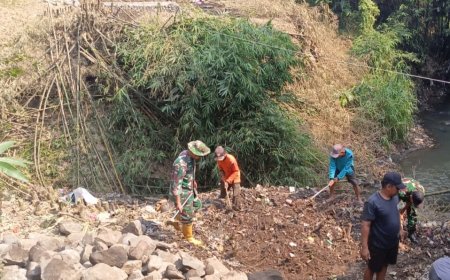Babinsa dan Warga Pakembaran Bersatu Membangun Pondasi Jembatan Gantung Garuda di Kali Bebek