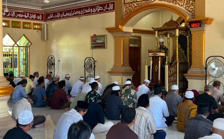 Shalat Jumat Bersama Warga, Prajurit Yonif TP 860/NSK Perkuat Ukhuwah dan Semangat Persatuan di Waropen