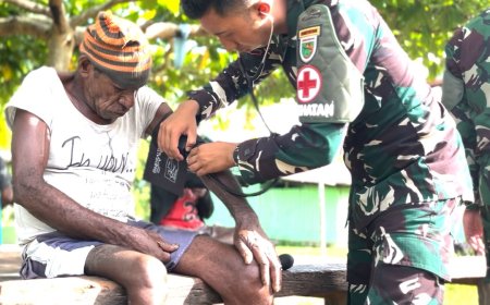Wujud Kepedulian TNI, Yonif TP 809/NTM Jemput Bola Layanan Kesehatan bagi Warga Desa Wapoania