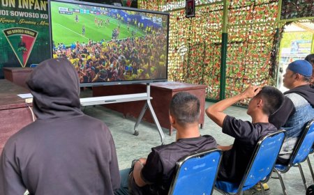 Nobar Piala Dunia, Prajurit Yonif TP 860/NSK dan Warga Perkuat Kebersamaan serta Kemanunggalan TNI-Rakyat