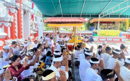 Wujud Toleransi dan Pengabdian: Personel Yonif TP 809/NTM Khidmat Laksanakan Ibadah Galungan dan Kuningan di Pura Gunung Agung Giri Cyclop