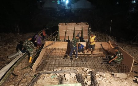 Babinsa dan Warga Pakembaran Lembur Malam Rangkai Besi Pondasi Jembatan Gantung Garuda