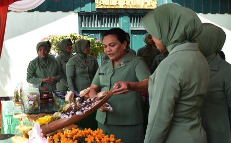 Ketua Persit KCK Daerah XXIV/Mandala Trikora Tinjau Stand Umkm Prajurit dan Persit KCK Kodim 1707/Merauke