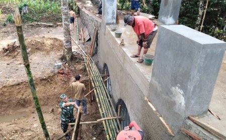 Gotong Royong Babinsa dan Warga Percepat Penyelesaian Jembatan Garuda Armco di Desa Sitail