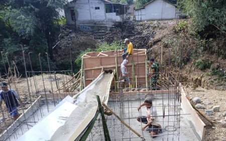 Pembangunan Jembatan Gantung Garuda Penghubung Pedagangan–Pakembaran Terus Dikebut