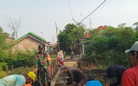 Babinsa dan Warga Bersatu Bangun Jembatan Beton Garuda di Jatimulya