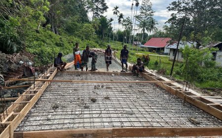Persiapan Pengecoran Babinsa Nimboran dan Satgas Jembatan Yon TP 814/JZA Pasang Bekisting