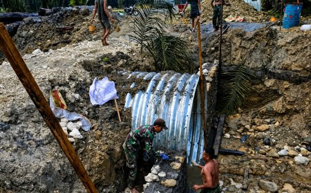 Dalam Keterbatasan Babinsa Arso dan Satgas Tetap Jaga Progres Pembangunan Jembatan Garuda Sungai Amyu