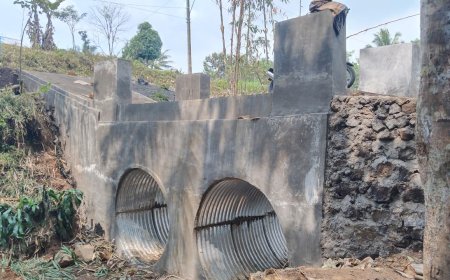 Gotong Royong Babinsa Kodim 0712/Tegal dan Warga Desa Sitail Wujudkan Jembatan Harapan