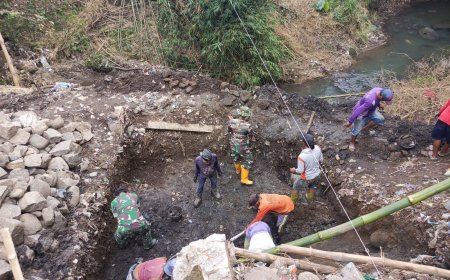 Semangat Gotong Royong Warnai Pembangunan Jembatan Garuda Gantung di Kali Bebek