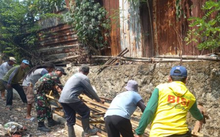 Gotong Royong TNI dan Masyarakat Percepat Pembangunan Jembatan Garuda Beton di Desa Harjasari