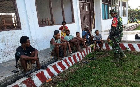 Melalui Komsos Babinsa Web Ajak Warga Menjaga Jembatan Garuda dan Stabilitas Kampung