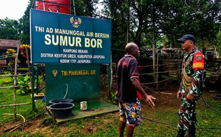 Pantau Langsung Babinsa Kemtuk Gresi Tegaskan Sumur Bor TNI AD Tetap Berfungsi Dengan Baik