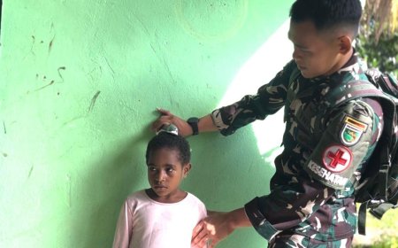 Peduli Tumbuh Kembang Anak, Yonif TP 809/NTM Gelar Pemeriksaan Kesehatan Berkala di Kampung Wapoania