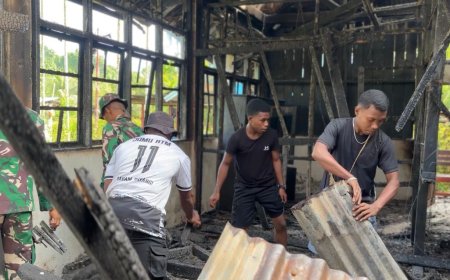 Wujudkan Lingkungan Bersih dan Sehat, Personel Yonif TP 809/NTM Bersama Warga Gelar Karya Bakti di Balai Desa Wapoania