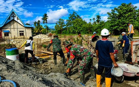 TNI Hadir Untuk Rakyat Babinsa Skanto Gotong Rogong Bersama Jemaat Cor Pondasi Gereja Baru