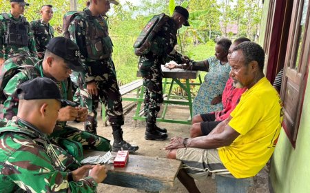 Sentuh Hati Warga Waropen, Prajurit Yonif TP 860/NSK Datangi Rumah ke Rumah Beri Layanan Kesehatan Gratis Lewat Program SATU