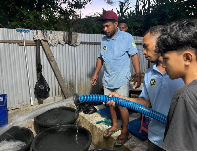 Yonif TP 860/NSK Gerak Cepat Salurkan 5.000 Liter Air Bersih untuk SPPG di Waropen
