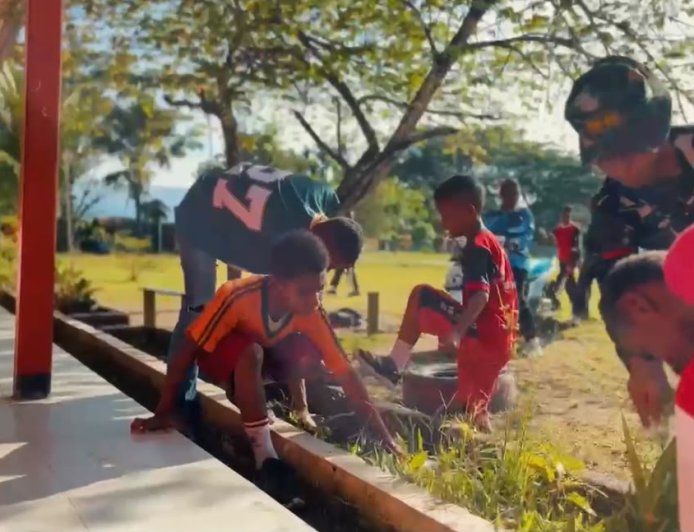 Peduli Pendidikan, Prajurit Yonif TP 809/NTM Gelar Karya Bakti di SD Satu Atap Kasukwe Sarmi