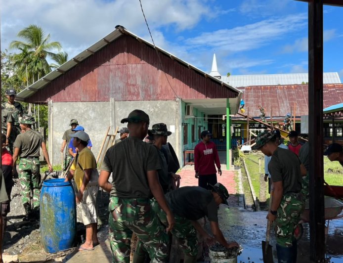 Kemanunggalan TNI-Rakyat: Prajurit Yonif TP 860/NSK dan Warga SP V Gotong Royong Cor Masjid Al Muhajirin