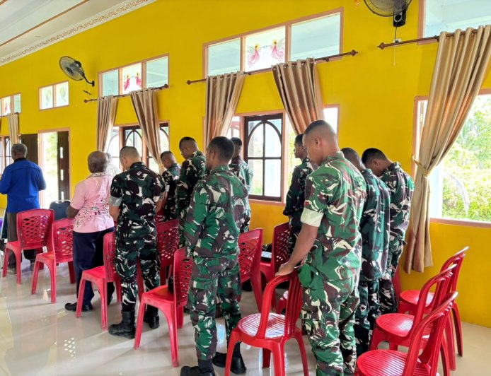 Ibadah Bersama di Gereja Eben Heazer, Prajurit Yonif TP 860/NSK Pererat Kebersamaan dengan Jemaat Waropen