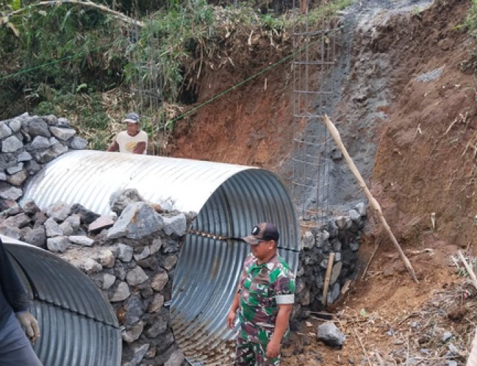 Gotong Royong TNI dan Warga Percepat Pembangunan Jembatan Aramco Garuda