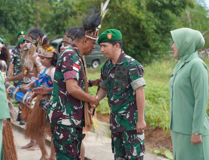 Pangdam XXIV/Mandala Trikora Disambut Hangat Keluarga Besar Korem 174/ATW