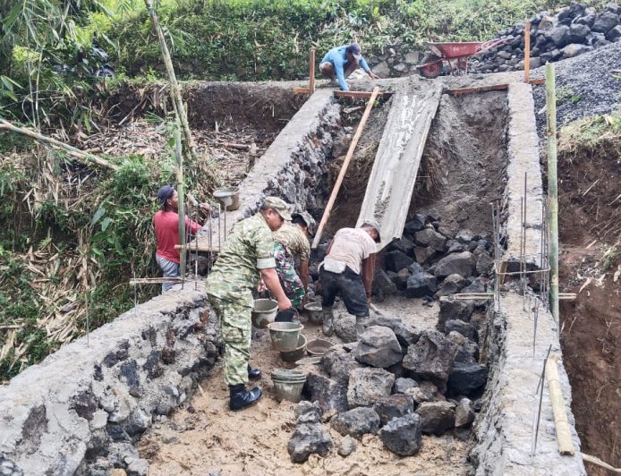 Gotong Royong Babinsa dan Warga, Pembangunan Jembatan Aramco Garuda di Desa Sitail Terus Berlanjut