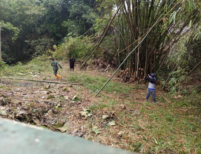 Babinsa Kodim 0712/Tegal Bersama Warga Mulai Persiapan Pembangunan Jembatan Gantung Garuda Kali Bebek