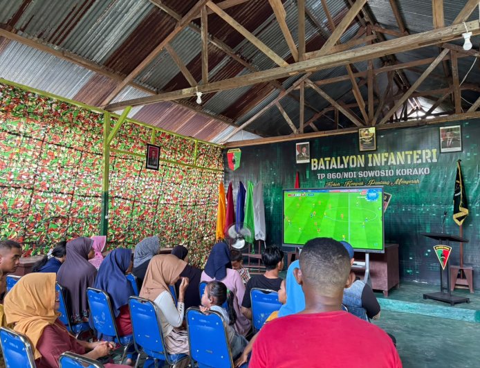Nobar Bola Gembira Satukan TNI dan Rakyat, Prajurit Yonif TP 860/NSK Ciptakan Momen Hangat Penuh Kebersamaan di Waropen