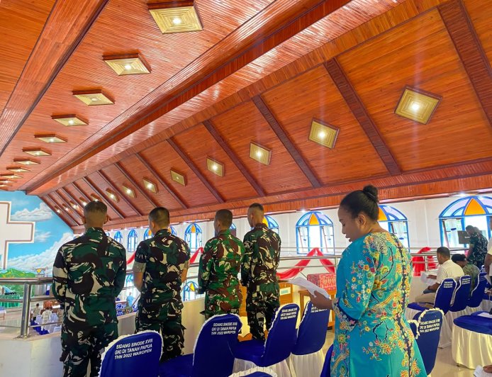 Prajurit Yonif TP 860/NSK Perkuat Iman dan Kemanunggalan Bersama Jemaat di Dua Gereja Kabupaten Waropen