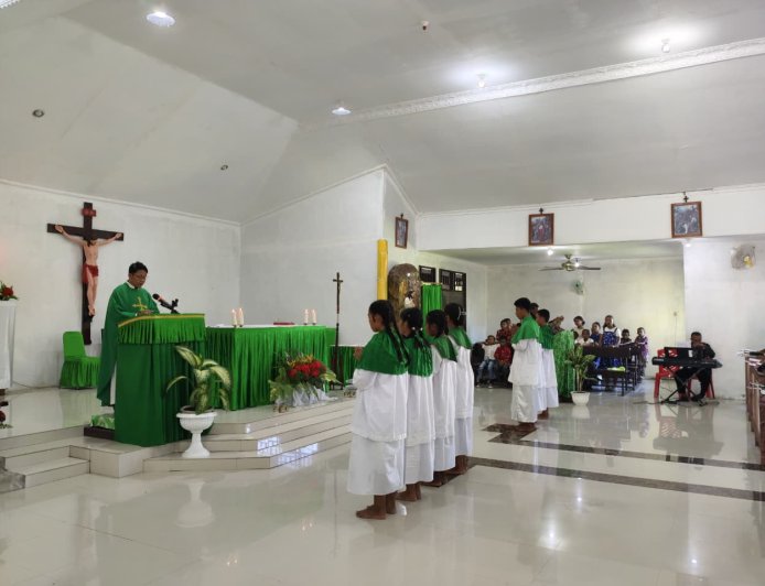 Perkuat Iman dan Kebersamaan, Prajurit Yonif TP 860/NSK Beribadah Bersama Jemaat di Gereja Katolik St. Paulus Batu Zaman