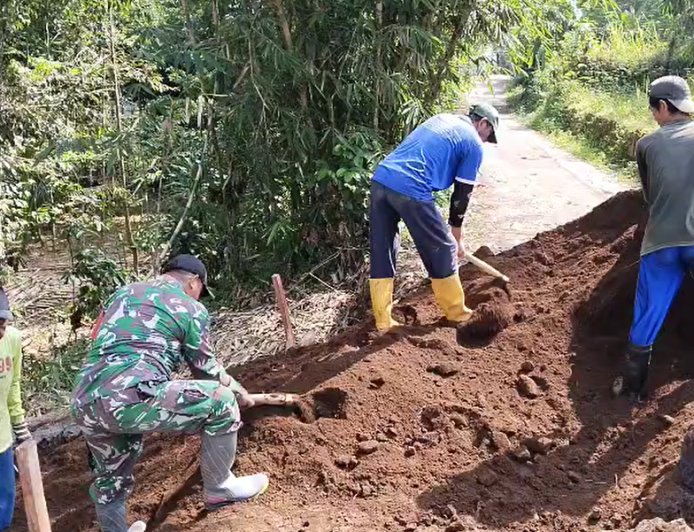 Pengecoran Pondasi dan Pelangsiran Material Pembangunan Jembatan Aramco Garuda di Desa Sitail