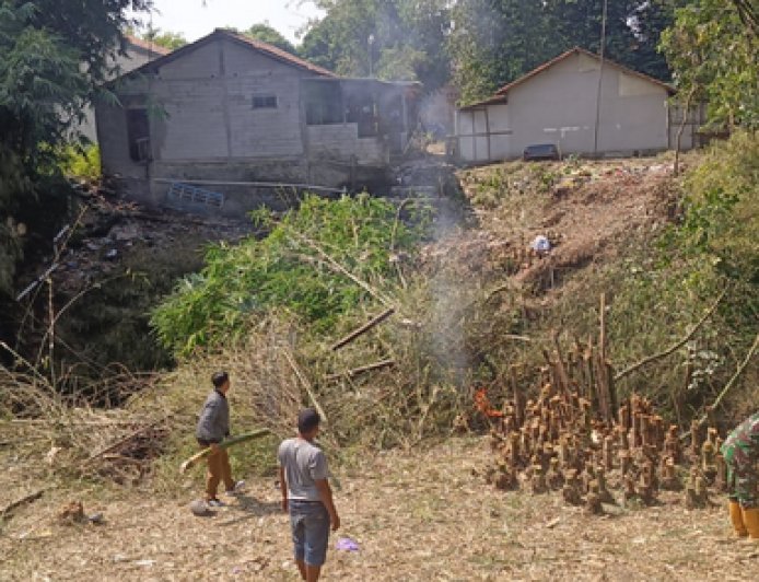 Warga dan Babinsa Bergotong Royong Bersihkan Lokasi Pembangunan Jembatan Garuda di Pakembaran