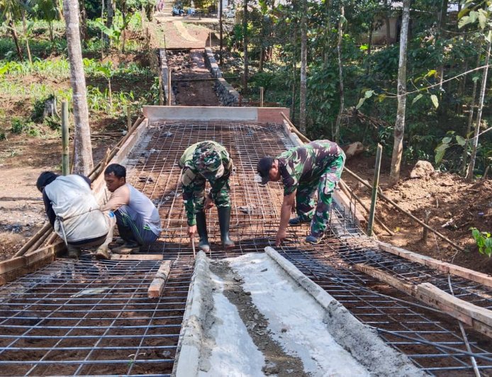 Babinsa Kodim Tegal Bersama Warga Gotong Royong Cor Jalan Menuju Jembatan Aramco Garuda