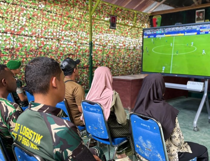 Nobar Piala Dunia Satukan Prajurit dan Warga, Yonif TP 860/NSK Perkuat Kemanunggalan TNI-Rakyat di Waropen