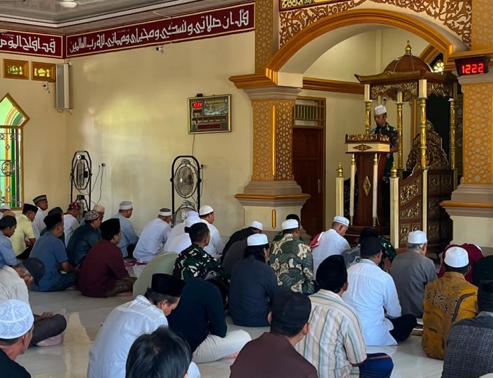 Shalat Jumat Bersama Warga, Prajurit Yonif TP 860/NSK Perkuat Ukhuwah dan Semangat Persatuan di Waropen