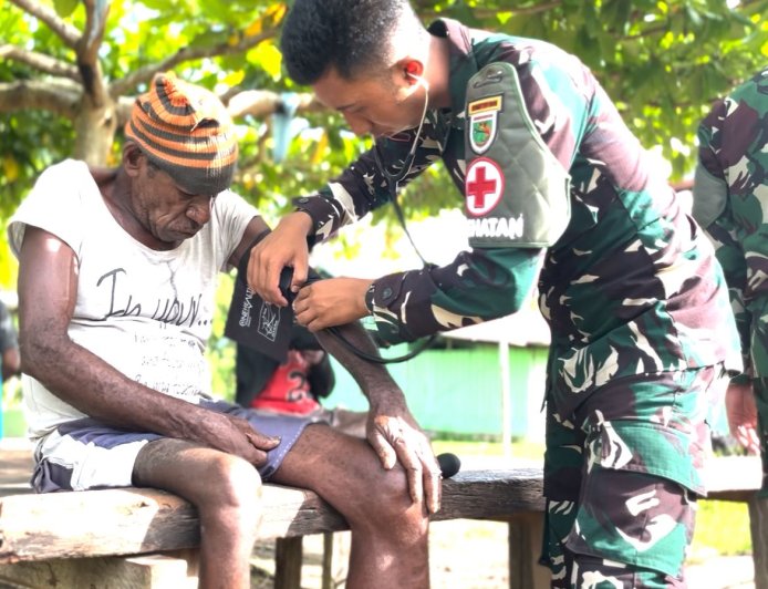 Wujud Kepedulian TNI, Yonif TP 809/NTM Jemput Bola Layanan Kesehatan bagi Warga Desa Wapoania