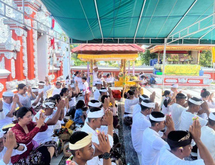 Wujud Toleransi dan Pengabdian: Personel Yonif TP 809/NTM Khidmat Laksanakan Ibadah Galungan dan Kuningan di Pura Gunung Agung Giri Cyclop