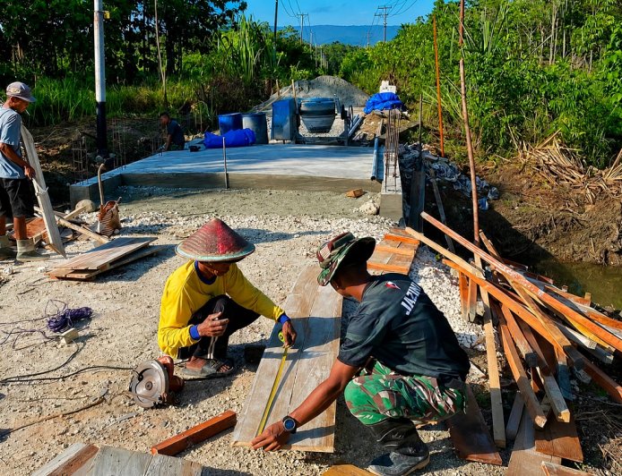 TNI Hadir untuk Rakyat Progres Jembatan Garuda Sungai Butuo II Capai 90 Persen